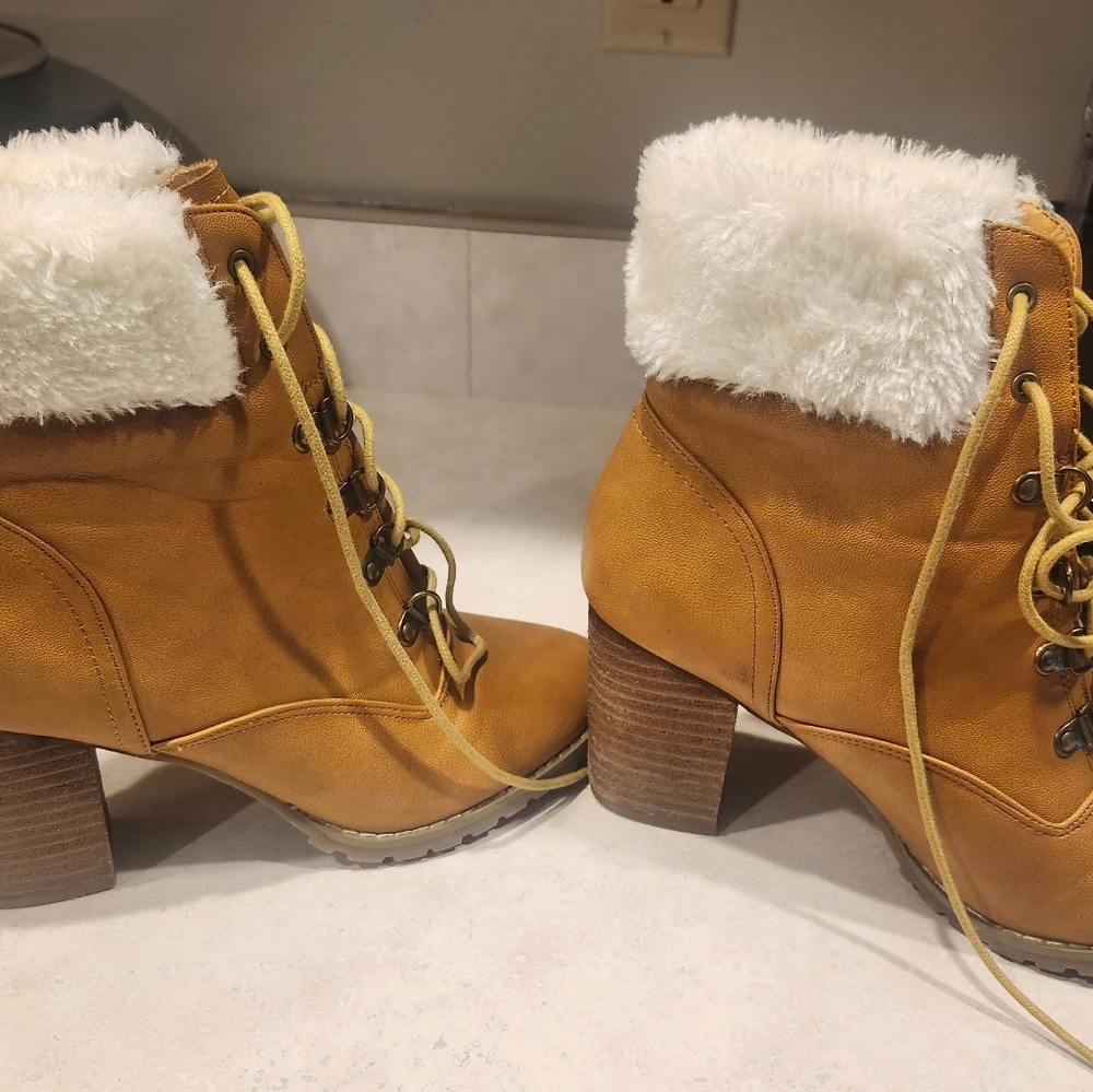 Comfort Brand WOMENS SIZE 6 Furry Top Ankle Boot